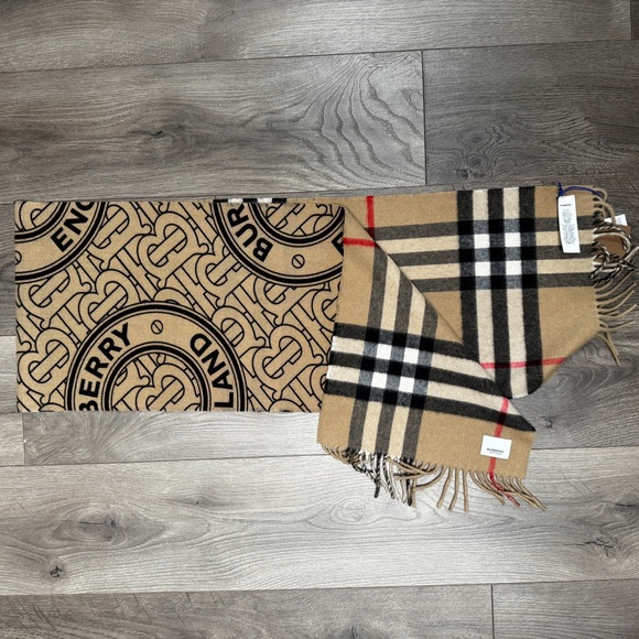 Burberry double sided scarf - Picture 3 of 5